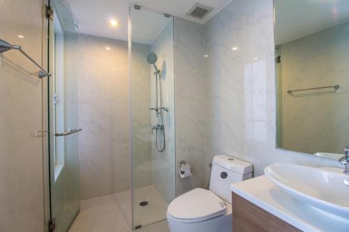 een badkamer met een douche, een toilet en een wastafel bij My Resort Hua Hin A303 in Hua Hin