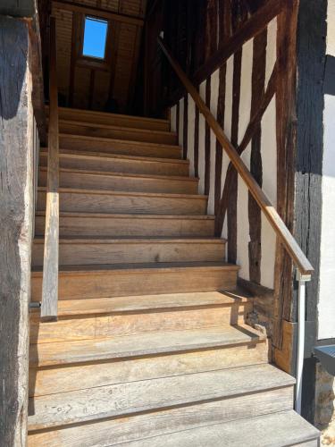 - un escalier en bois dans une cabine dans l'établissement Le domaine des Bois, à Blangy-le-Château