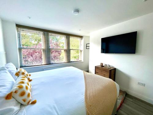 una camera da letto con un orsacchiotto seduto su un letto di Mode Apartments St Annes a Lytham St Annes