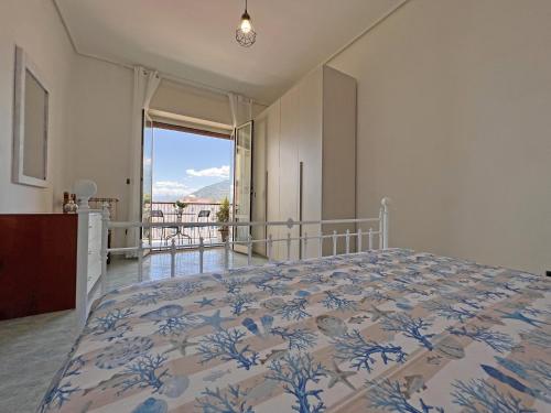 een slaapkamer met een bed en een groot raam bij Domus Arianna in Castellammare di Stabia