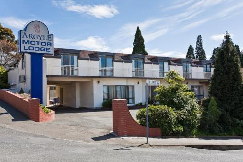 a motel sign in front of a building at Argyle Motor Lodge in Hobart