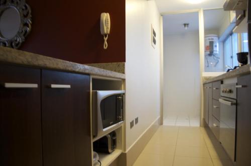 Кухня или мини-кухня в Miraflores Apartments
