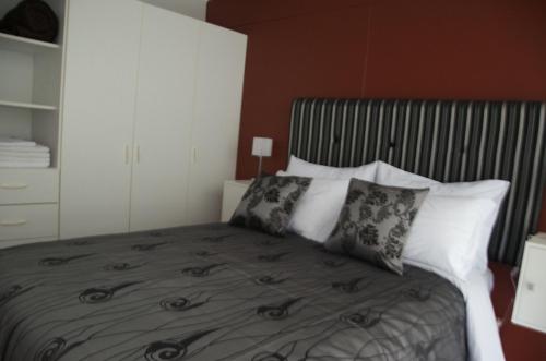 1 dormitorio con 1 cama grande con almohadas en Miraflores Apartments, en Lima