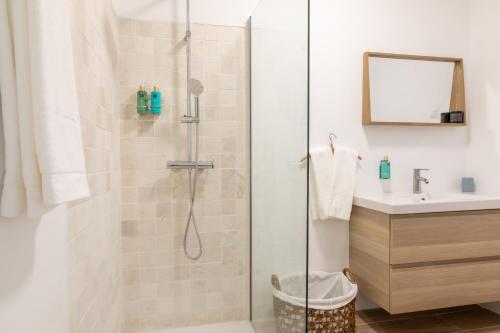 La salle de bains est pourvue d'une douche et d'un lavabo. dans l'établissement Al' Casas do Sal, à Alcácer do Sal