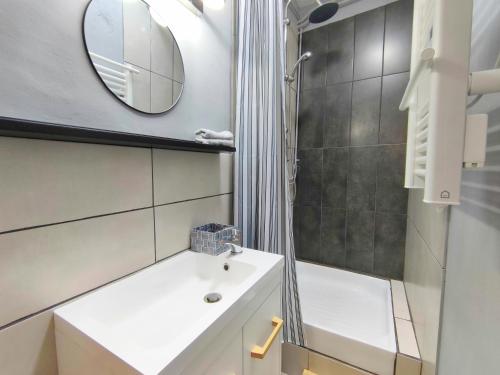 y baño con ducha, lavabo y espejo. en Number 22 - Le Dorat - Apartment 3, en Le Dorat