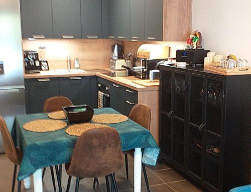 - une cuisine avec une table, des chaises et un comptoir dans l'établissement PATIO ARENA F2, à Bayonne