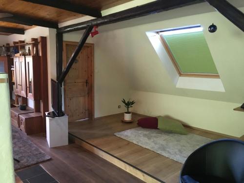 um quarto com um tecto abobadado e uma janela em Rinteln-Loft mit E-Auto-Ladestation em Rinteln