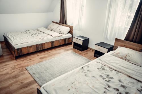 1 Schlafzimmer mit 2 Betten und 2 Nachttischen in der Unterkunft Woodland house in Sîntimbru-Băi