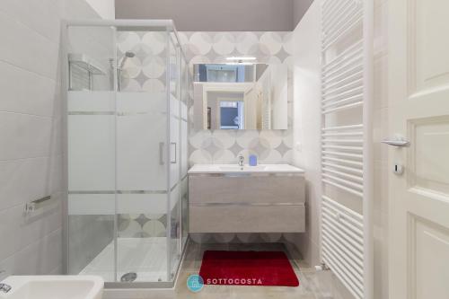biała łazienka z prysznicem i umywalką w obiekcie Dimora di Halem w mieście Lecce