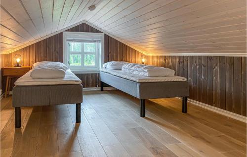 2 camas en una habitación con paredes de madera en Beautiful Home In Rdberg With Kitchen, en Rødberg