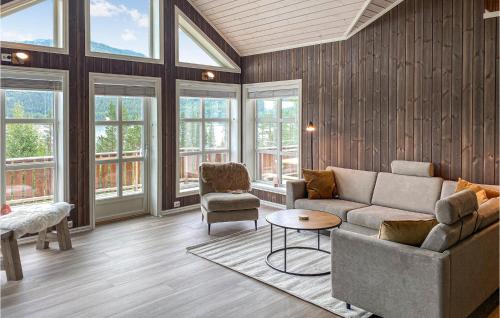 Una sala de estar con un sofá y sillas y ventanas. en Beautiful Home In Rødberg, en Rødberg