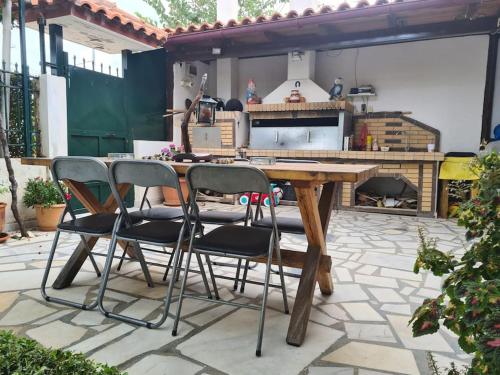 une table en bois et deux chaises dans la cour dans l'établissement Village Giorgos, à Áyios Spirídhon