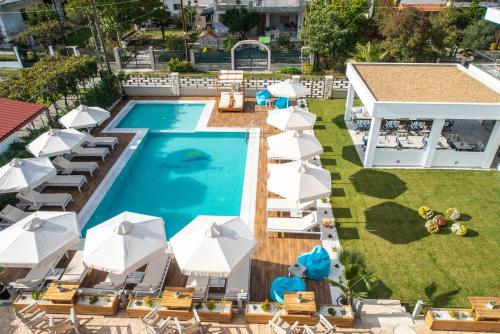 Výhled na bazén z ubytování Lagaria Luxury Rooms & Apartments nebo okolí