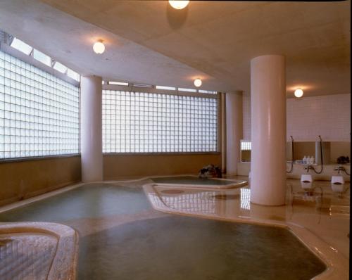 a large room with a pool in the middle of it at Akakura Hotel in Myoko