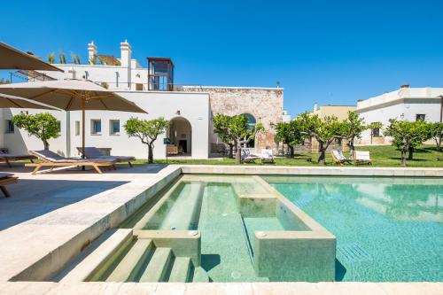 - une piscine dans une villa avec une maison dans l'établissement Nohasi Palace Hotel & SPA, à Noha