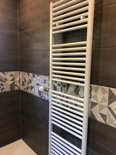 y baño con ducha y ventana. en Gemütliche Ferienwohnung, en Remscheid