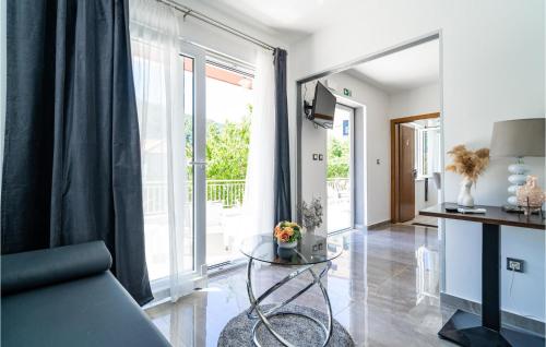 Η κουζίνα ή μικρή κουζίνα στο Amazing Apartment In Mokosica With Wifi