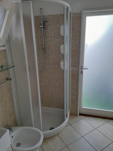 W łazience znajduje się prysznic i umywalka. w obiekcie CasaMya w mieście SantʼAntìoco