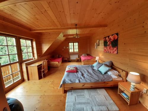 1 dormitorio con 1 cama en una cabaña de madera en Willa Mosorniak, en Zawoja