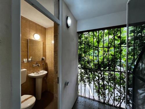uma casa de banho com um WC, um lavatório e uma janela em Fagaras em Eforie Nord