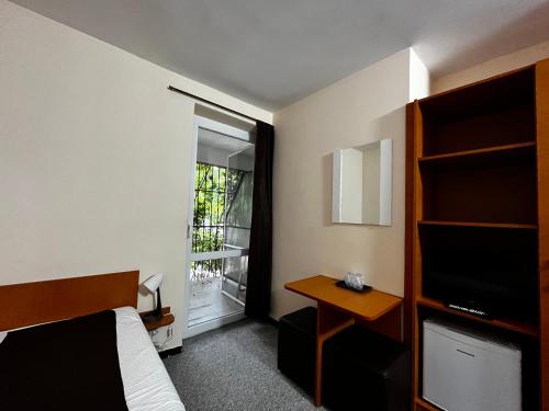 um quarto de hotel com uma cama e uma janela em Fagaras em Eforie Nord