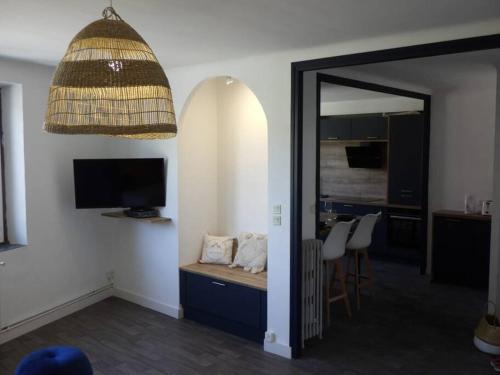 une chambre avec un grand miroir et une chambre avec une table dans l'établissement Spacieux appartement au pied de la cité médiévale, à Carcassonne