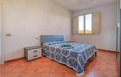 1 dormitorio con cama y ventana en Nice Home In Fucecchio With Outdoor Swimming Pool, en Fucecchio