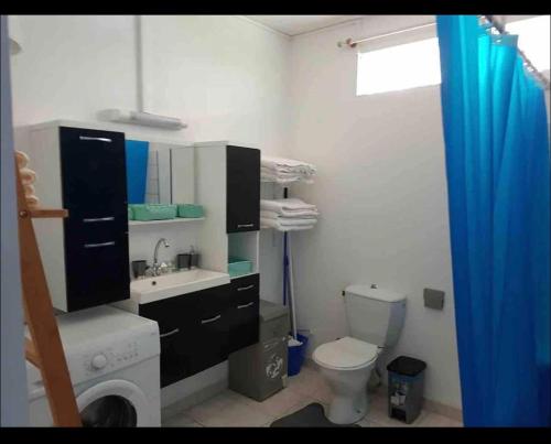 baño con lavabo y aseo y ventana en Caraibes, en Les Trois-Îlets