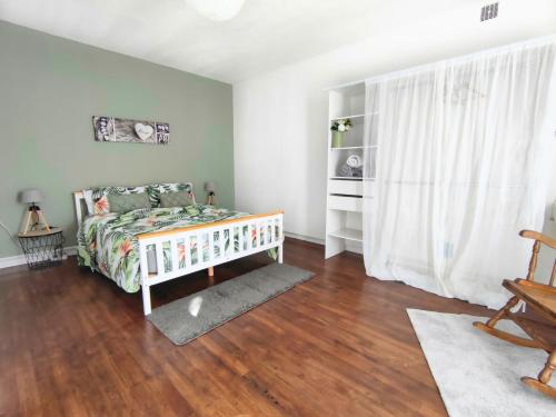 une chambre avec un lit et un parquet dans l'établissement Number 22 - Le Dorat - Apartment One with garden & free parking, au Dorat