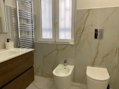 a bathroom with a toilet and a sink at Maison De luxe in Pompei