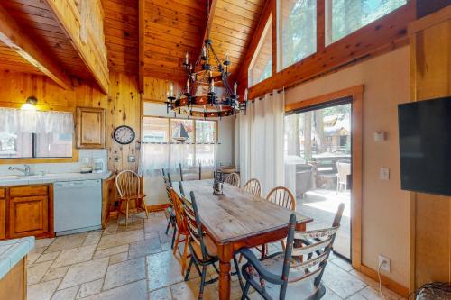 Dapur atau dapur kecil di Tahoe Pines Cabin