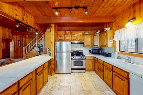 Dapur atau dapur kecil di Tahoe Pines Cabin
