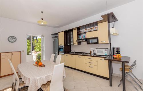 cocina y comedor con mesa y sillas en Lovely Home In Sibenik With House Sea View en Šibenik
