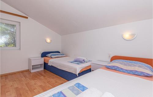 1 dormitorio con 2 camas y ventana en Lovely Home In Sibenik With House Sea View en Šibenik