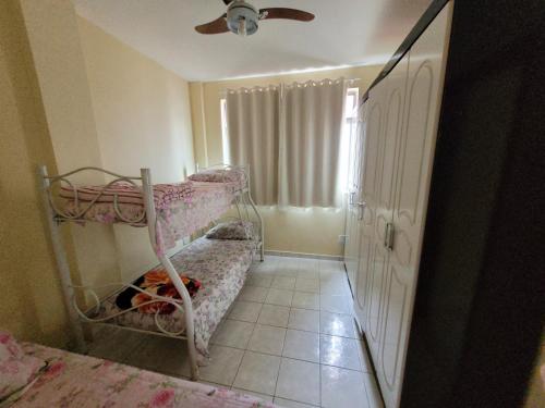 Ένα ή περισσότερα κρεβάτια σε δωμάτιο στο Apartamento 2 quartos 2 banheiros frente praia