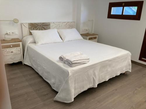 um quarto com uma cama com uma toalha em Apartamento céntrico con WIFI y climatizado de 1 habitación y sofá-cama para 3 personas em Santa Coloma de Farners