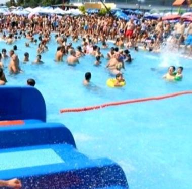 un grand groupe de personnes dans une piscine dans l'établissement Wing Club Dajana, à Jagodina