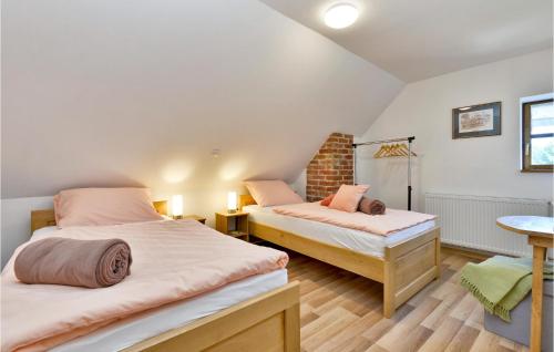 1 dormitorio con 2 camas y mesa en Cozy Home In Slavetic With Kitchen, en Slavetić