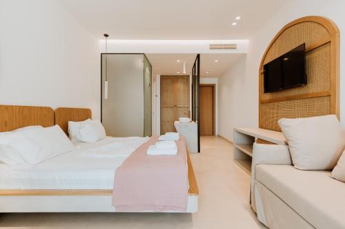 1 dormitorio con 1 cama y 1 sofá en Abonora Drymades, en Dhërmi