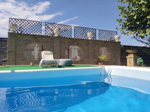 uma vista para uma piscina com uma casa em Pirro & Sharon House em Pianore