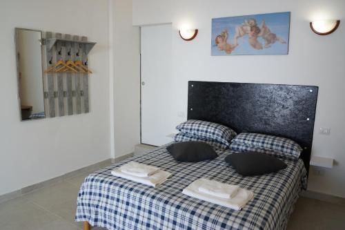 ヴェンティミリアにあるGrimaldi sea viewのベッドルーム1室(枕2つ付)