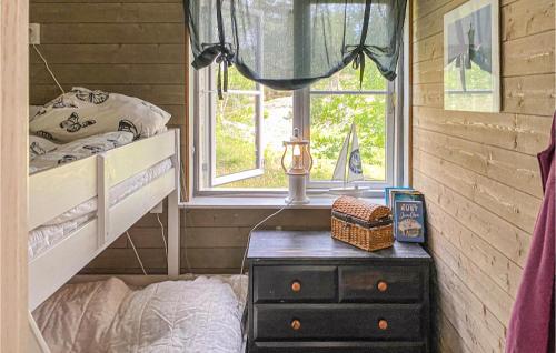 ein Schlafzimmer mit einem Etagenbett und einem Fenster in der Unterkunft Stunning Home In Vikbolandet With Wifi And 2 Bedrooms 