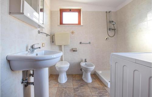 La salle de bains blanche est pourvue d'un lavabo et de toilettes. dans l'établissement Villa Nunzia, à Pisticci