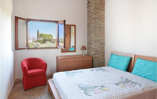- une chambre avec un lit et une chaise rouge dans l'établissement Villa Nunzia, à Pisticci