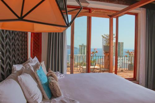 una camera con un grande letto e un balcone di Casa Lisa ad Acapulco