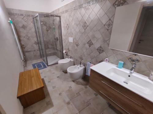 bagno con lavandino, doccia e servizi igienici di Casa Carraia a Peccioli