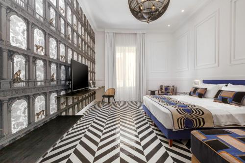 ソレントにあるYourHome - Maison Iovino Luxury Roomsのベッドルーム(キングサイズベッド1台、テレビ付)