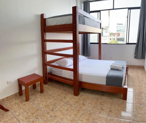 Etagenbett mit Leiter in einem Zimmer in der Unterkunft Magdalen House Tarapoto in Tarapoto