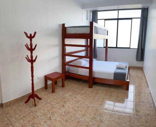 ein Schlafzimmer mit einem Etagenbett und einer Leiter in der Unterkunft Magdalen House Tarapoto in Tarapoto