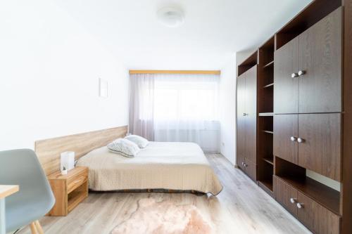 ein kleines Schlafzimmer mit einem Bett und einem Schreibtisch in der Unterkunft Reneček - rekreační řadový dům s vyhlídkou na Libín in Prachatice